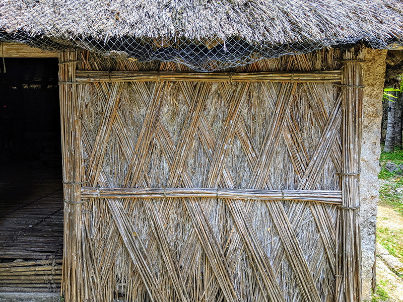 穴屋の壁は、竹で編まれた「チニブ（チヌブともいう）」によって通気性のよいつくりになっている。屋根を含め、建築素材として竹が上手に使われている