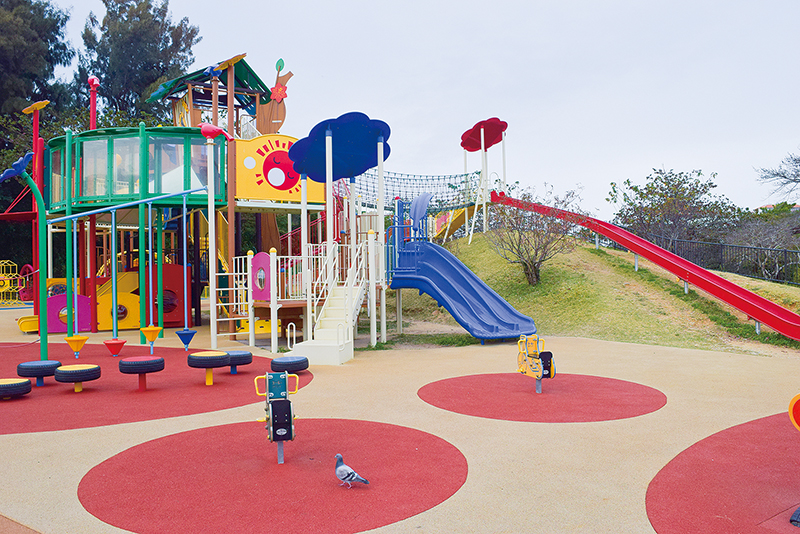 浦添大公園内の幼児(３歳～６歳向け）エリアの「ツリーハウスアドベンチャー」。数種類の滑り台やロープウエーなどがあり、アクティブに遊べる