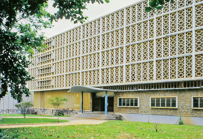 マックスウェル・フライとジェーン・ドリューの設計による、ナイジェリアのイバダン大学図書館。小倉先生が研究テーマにしたアフリカの近代建築例として挙げた。熱帯地域での日射を軽減する縦ルーバーやスクリーン・ブロックなど、沖縄の建築と共通する部分が多い（小倉暢之氏撮影）