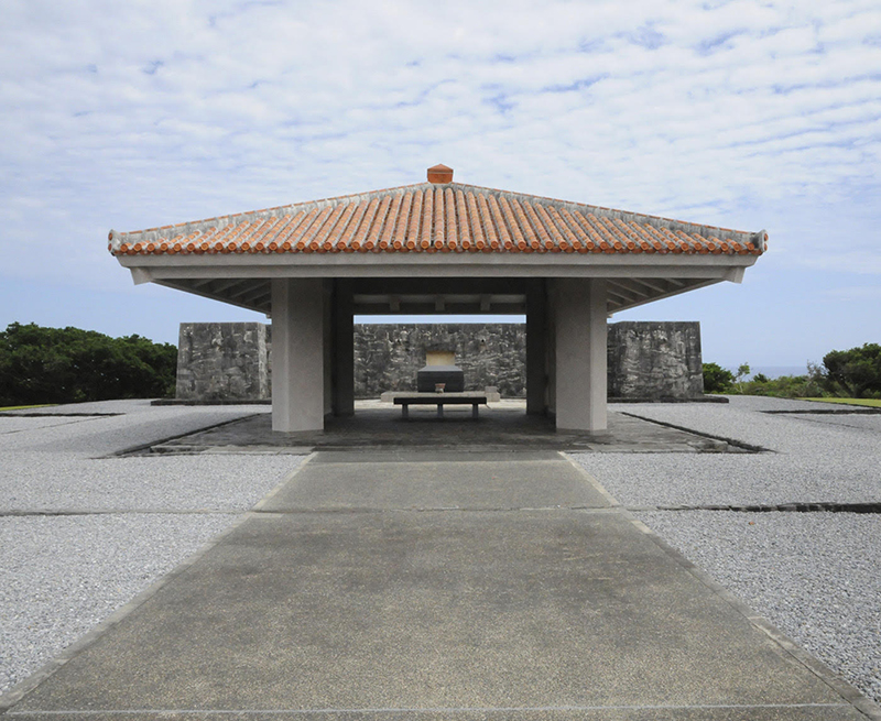 沖縄県平和祈念公園内の国立沖縄戦没者墓苑全景