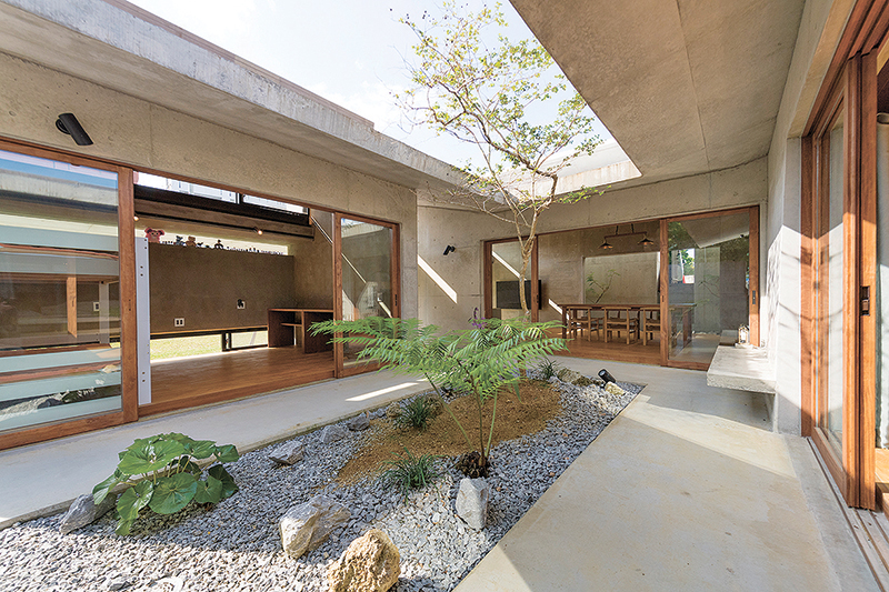 棟を分け、中庭を通って行き来する住宅「House in Matsumoto」。石を中心としたシンプルな庭も相まって、京町家のようにも感じる