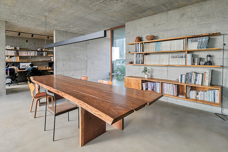 １階打ち合わせ室のテーブル。天板には、美しい木目のパオロサが使われている
