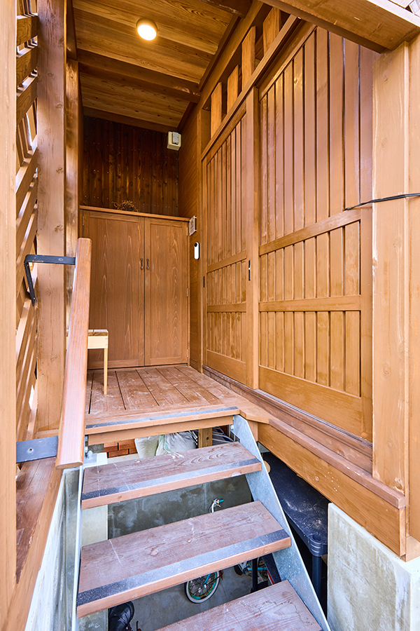玄関は階段を上った２階にある。木製の格子戸を開けた先にテラス（上写真）がある