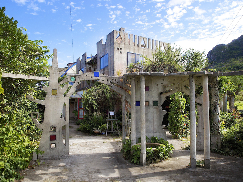 伊江島のガウディと呼ばれる金城盛和さんの類いまれな創造力とものづくりにかける情熱が、空想の世界から抜け出してきたような「casa VIENTO」を生み出した