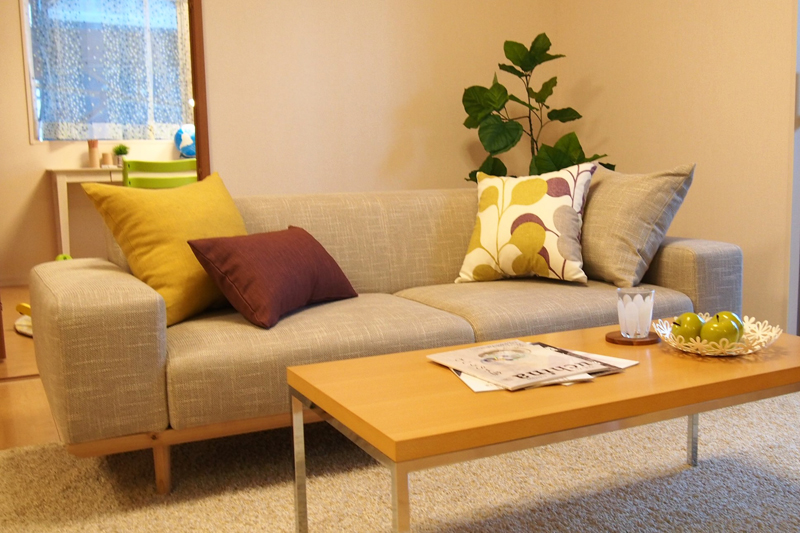 ベーシックな色合いの家具も、クッションカバーの色や柄で季節感を演出