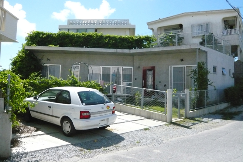 屋上緑化された宜野湾市の住宅。芝を張り、草木も植えられている