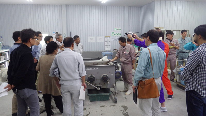 2017年11月、台湾から輸入した高炉スラグの微粉末を使って行われた高炉スラグコンクリートの試験練りの様子。試験練りを実施した沖縄市の生コンクリート販売製造会社E-CONには、見学者が詰めかけた