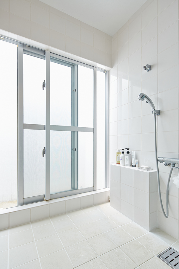 ロカルウ,浴槽のない浴室は、広さ約１．５帖。坪庭があるため、掃き出し窓を設置でき、浴室床の湿気対策に