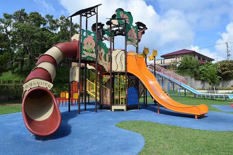 １９年に遊具が完成した金武児童公園。一時避難場所ともなるため、かまどベンチなどの防災設備も施されているという