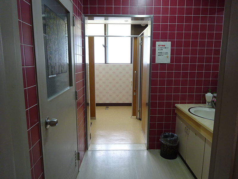改修前の本部棟女子トイレ