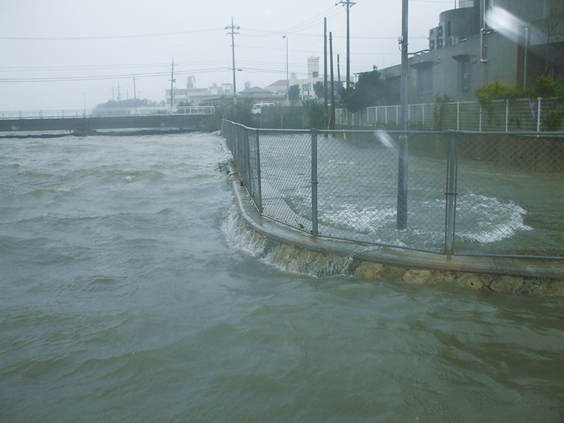 2018年台風24号によって道路が冠水した沖縄市
