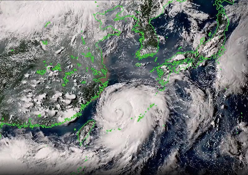 2020年8月23日、沖縄地方に接近した台風8号。気象衛星ひまわりの画像を利用したトゥルーカラー再現画像（気象庁・NOAA National Environmental Satellite, Data, and Information Service・Colorado State University-CIRA）