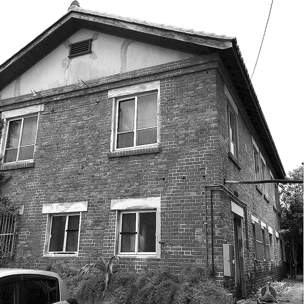 れんが積みの建物（1949年）。久雄氏は戦前、県の技師として県外でれんが工場の調査をしたほか、戦後には嘉手納基地内のれんが工場の設計にも関わった