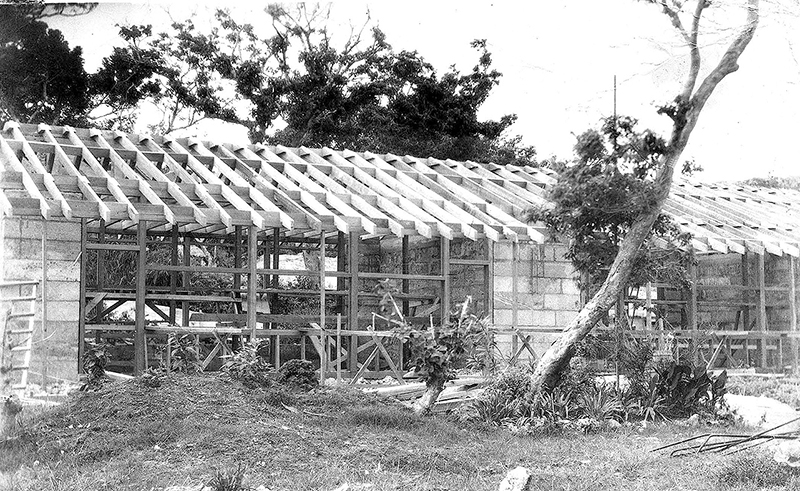 粟石積みの初等学校校舎（工事中、1951年）