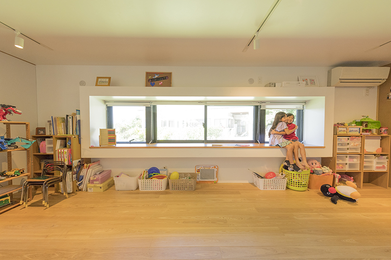 子ども室。個別収納を設けないことで、個室感のないオープンな空間になっている。出入り口や照明は、将来、３部屋に仕切って使える仕様にしている