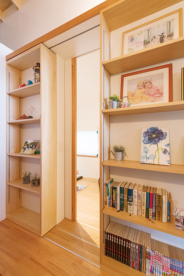 書斎の出入り口は、可動式の本棚の裏にあり、本棚をスライドさせると現れる。本棚で目隠ししていると、部屋があるとは全く気付かない