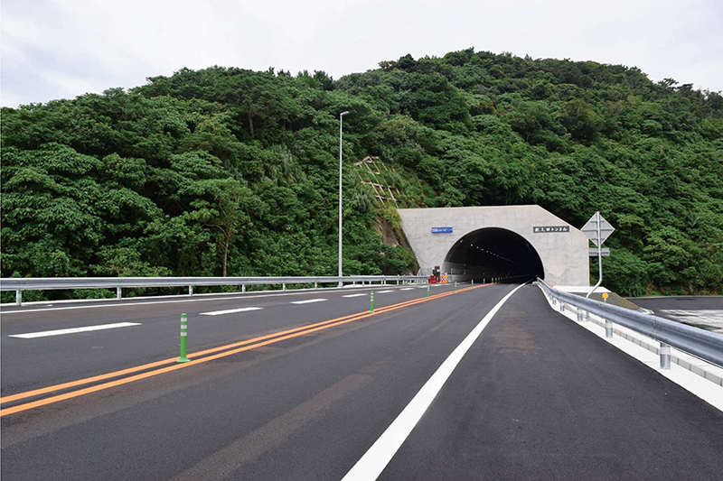 ７月に開通した数久田トンネルは全長約１キロ。トンネル内でもラジオが聞ける。トンネルの銘板は地域の中学生が書いたという