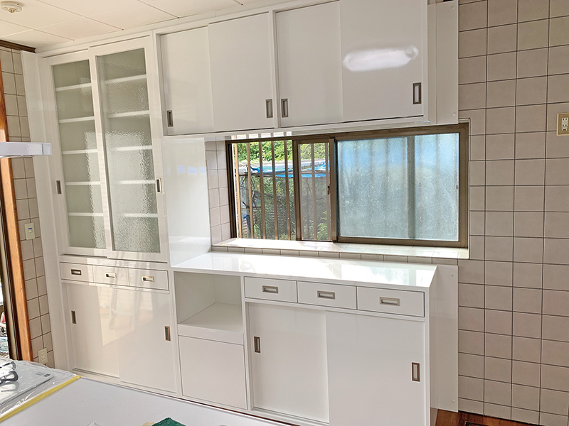 キッチン背面の壁付け収納をオーダーで制作。窓の開閉がしやすい奥行きなども考慮する