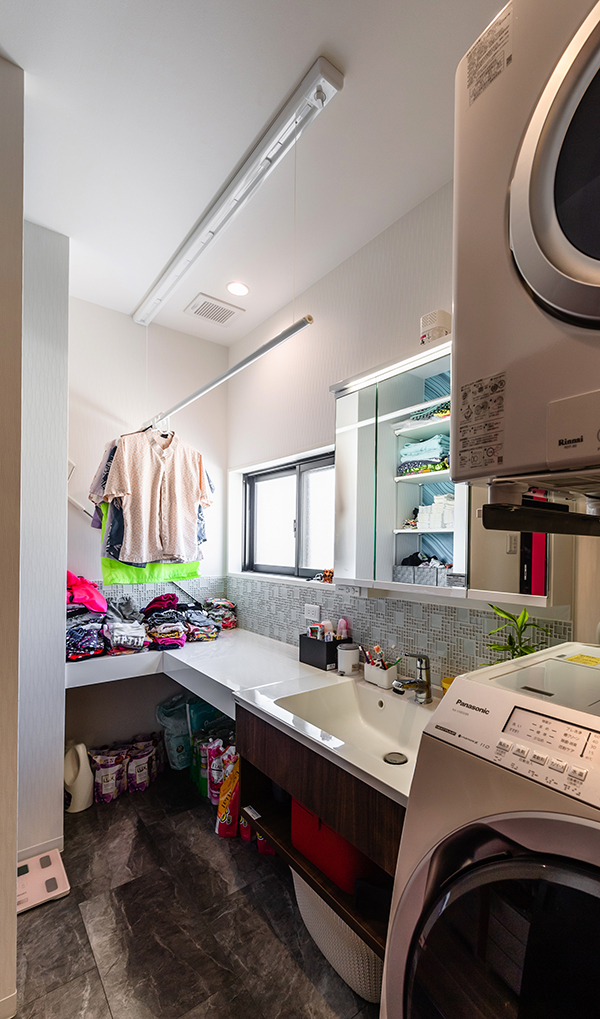 洗面脱衣所には物干し棒や、洗濯物をたたむ作業スペースが設けられている