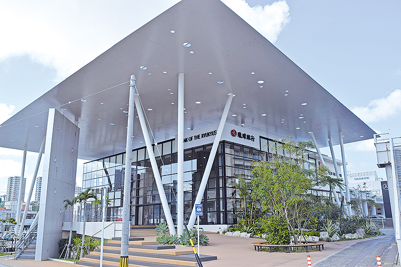 ２０１８年に竣工した琉球銀行牧港支店（牧港ローンセンター）の外観
