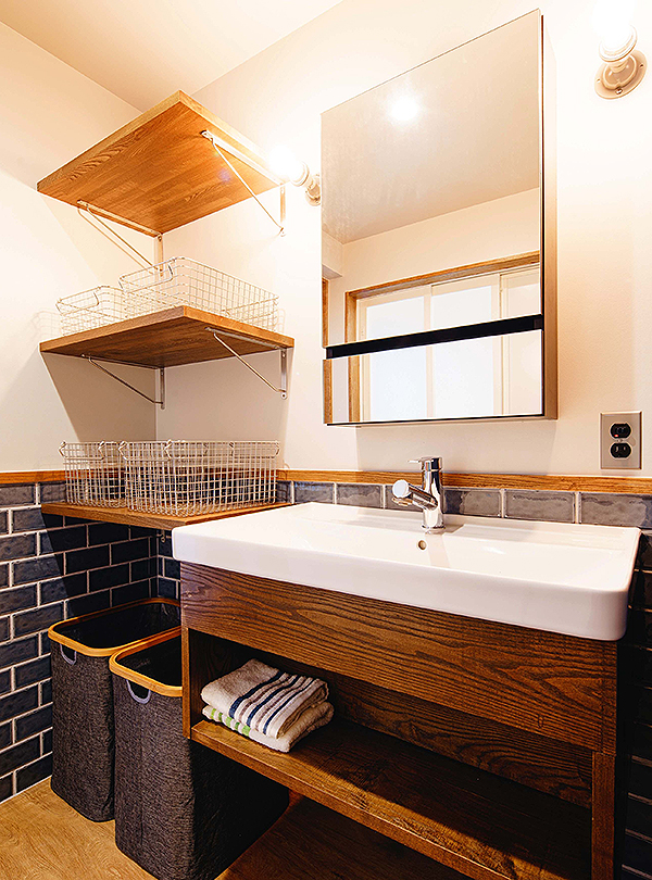 限られた面積の洗面室でも暮らしやすさを考えて収納スペースを確保