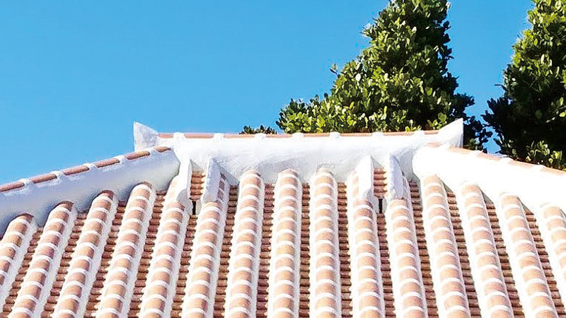 シリコン含浸瓦とフライアッシュ配合漆喰（しっくい）で、塩害や雨による屋根の劣化を防ぐ
