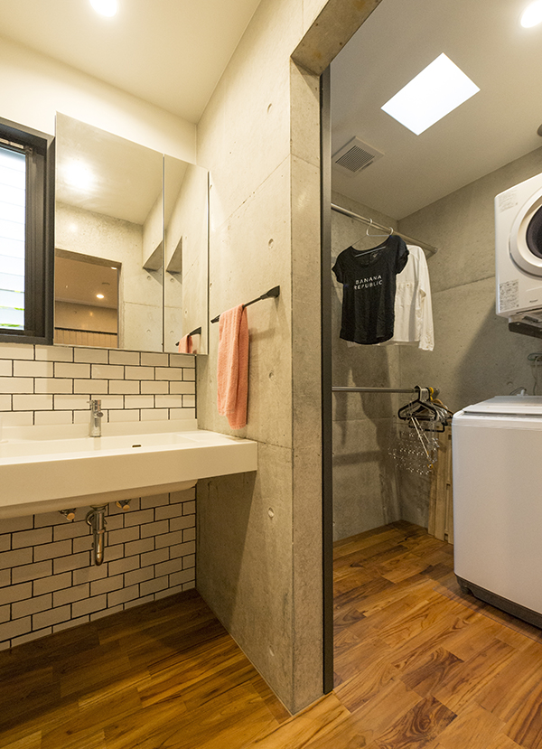 洗面脱衣所（左側）と隣接する洗濯室。「普段、引き戸は開けっ放し。洗濯動線が短くて楽」と話す