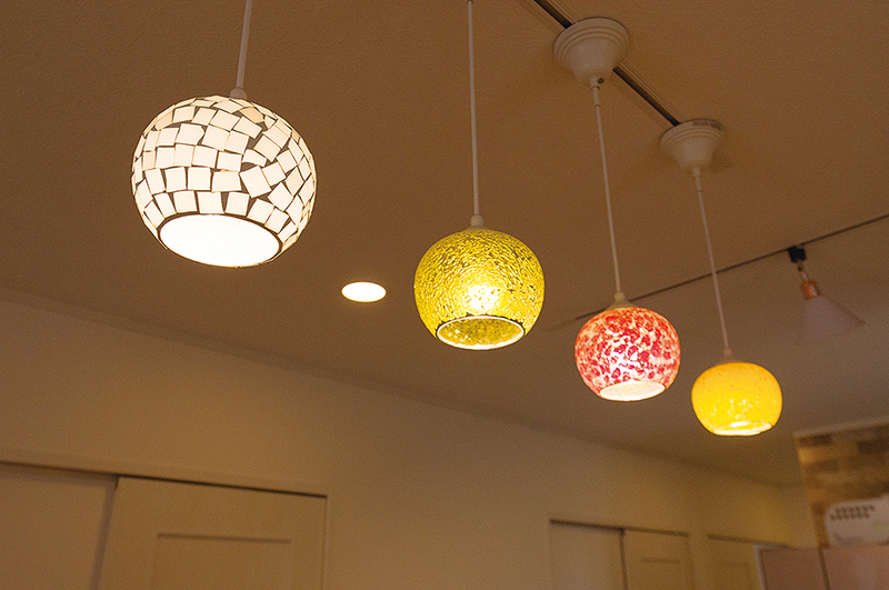 丸い形が愛らしいガラス製のペンダントライトは、１灯１灯色合いとデザインを変えることで、空間を彩る