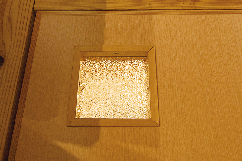 トイレの扉には、古民家の窓に使われていた型板ガラスを再利用。独特な模様が印象的