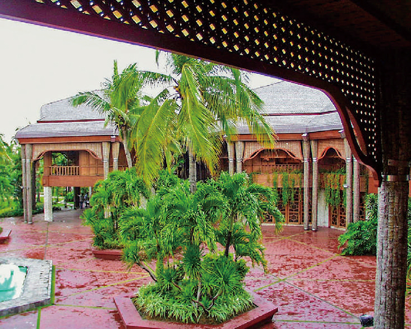 フィリピン国立迎賓館（ココナツパレス）。ココナツヤシが素材として内外装に用いられ、開口部等には伝統様式が取り入れられている。米国の影響で近代建築を取り入れたフィリピンも、次第に地域性の表現がテーマとなった（小倉暢之氏撮影）