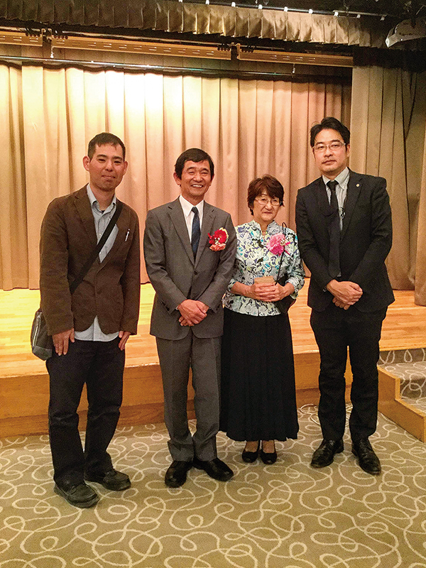 退任パーティーのときの写真。左から普久原、小倉先生、美左夫人、琉大同期の伊東伸悠氏