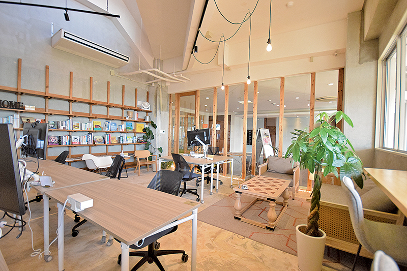 カフェのようなクリエーションエリア。図書スペースやソファがある。電話使用可能