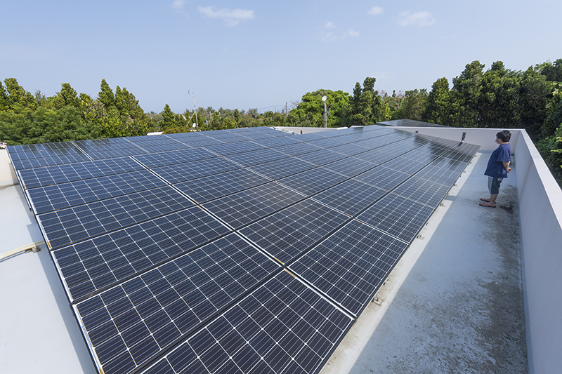 屋根に載った太陽光パネル。産業用で３０キロワットの出力がある。発電した電力を自宅で使い、余剰分を売電している