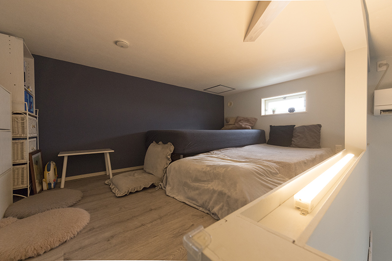 家族３人が眠る寝室として活用するロフトもスッキリ、シンプル。ベッドの足元側には収納家具を配置して、スペースを有効活用する