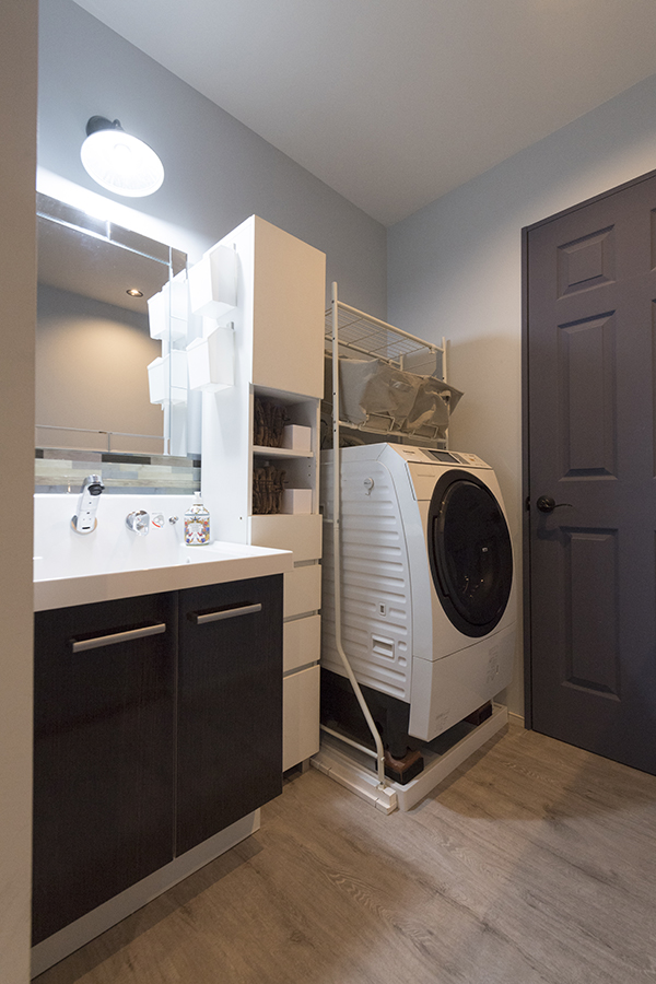 ２階の洗面所は、洗濯機置き場を兼ねる。右端のドアの奥にトイレと脱衣室、シャワールームをまとめ、コンパクトで機能的な水回りに