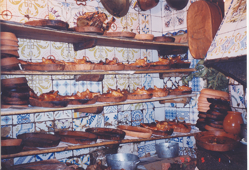 レストラン「ボティン」のキッチン。子豚の丸焼きが並んでいる。後ろの壁にはカスティーリャ地方の古い幾何学模様のタイルが見える