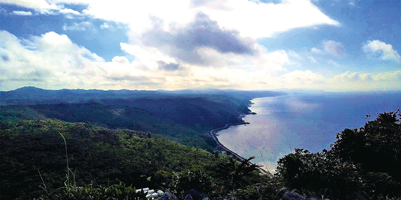 沖縄本島最北端にある琉球開びゃく七御嶽の一つ、安須森御嶽（あすむいうたき）から見た風景。