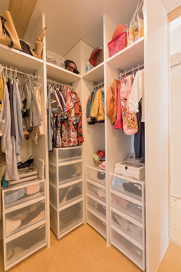 洗面洗濯室にある家族の人数分の衣類棚。幅は約４０㎝で、よく着る衣類だけを収める。季節物は主寝室のウオークインクローゼットにまとめて収納
