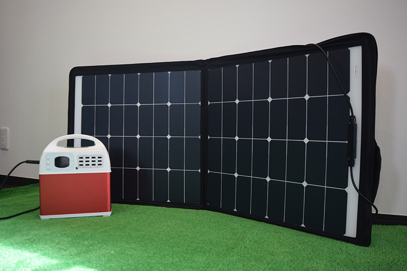 ポータブル蓄電池と折り畳み式の太陽光パネル。停電時は太陽光で、通常時は家庭用コンセントで蓄電可能。蓄電池は衝撃や暑さに耐える安全設計で国際的な確認試験にも合格