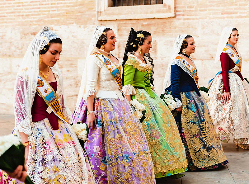 バレンシアの民族衣装を着た女性たち。火祭りでの聖母マリアにささげる献花パレード
