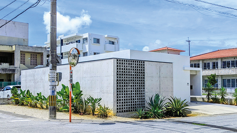 沖縄市にある住宅。沿道の騒音やプライバシー配慮のための壁を設けつつも、角地側にゆとりをもたせた植栽空間が設けられている。