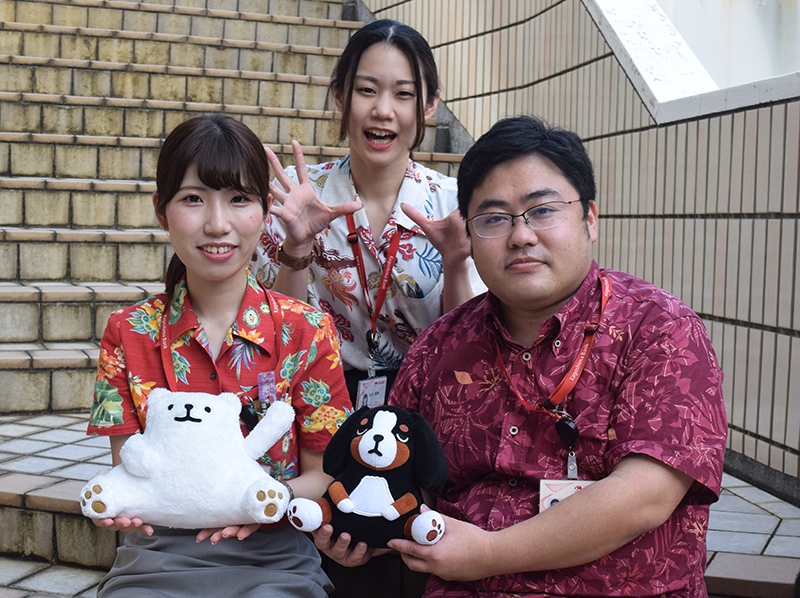 沖縄支店のメンバー。左から濵田友恵さん、山口綾香さん、坂本暁紀さん