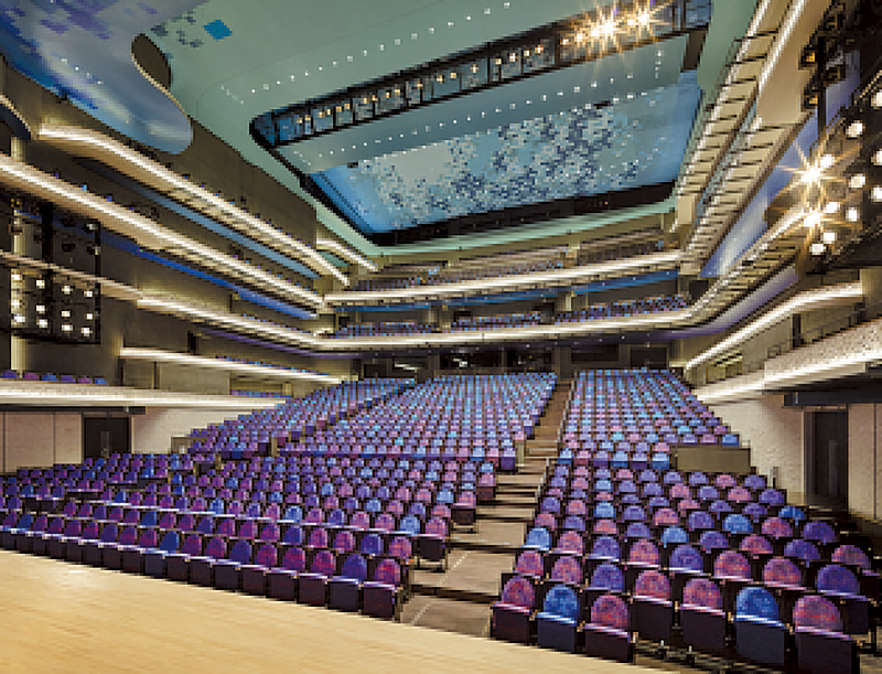 サンゴ礁や美しい海をイメージしたという大劇場。約１６００席を有する