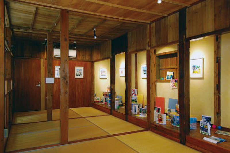 広々とした和室。写真右側の床の間の床や壁には琉球漆喰が施されている