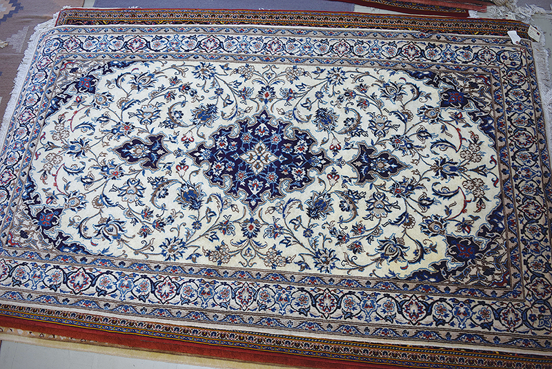 「ナイン」の絨毯は藍色やベージュなど抑制されたトーンが多い