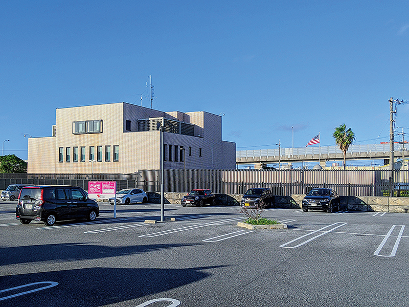 浦添市のバークレーズコート駐車場から見える米国総領事館