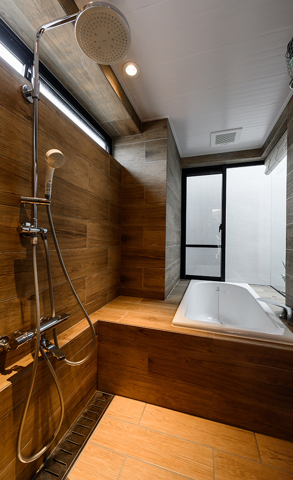 木調タイルが高級感を漂わせる浴室