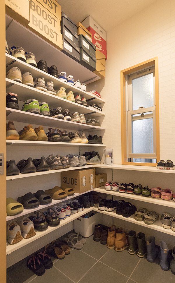 シューズクローゼットには宮城さんのスニーカーコレクションが飾られている。「前の家では箱に入れっ放しだったので、飾れてうれしい！」