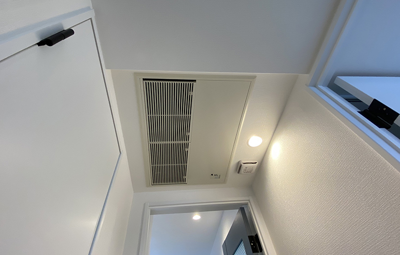 天井に設置した高効率エアコン。これまで部屋ごとに複数設置していたエアコンをこれ１台に集約。節電になるほか、メンテナンスの手間・コストも削減できる