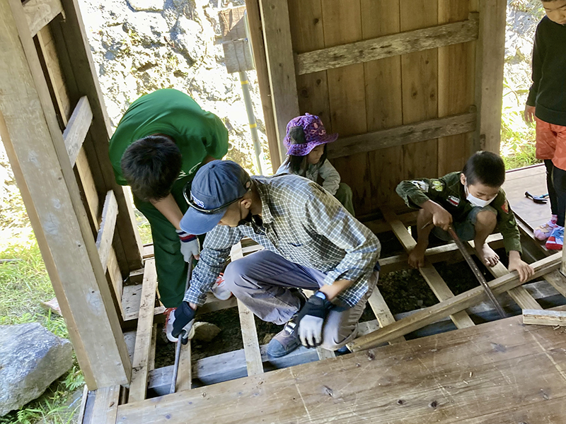 珊瑚舎スコーレ敷地内にある古民家では、生徒たちの手で修繕していくプロジェクトが始まった。まず床を解体し瓦を下ろしていく